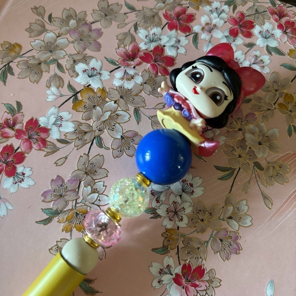 Disney Doorables: Snow White: Snow White party handmade beaded pen